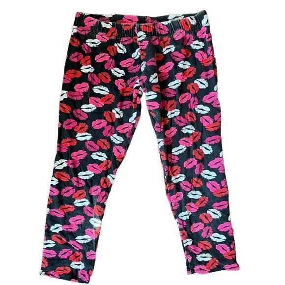 Pants - Lip print capri leggings